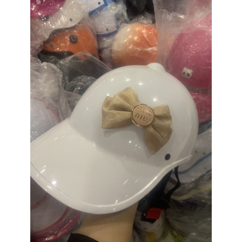 Mũ bảo hiểm kết nơ + Quà tặng