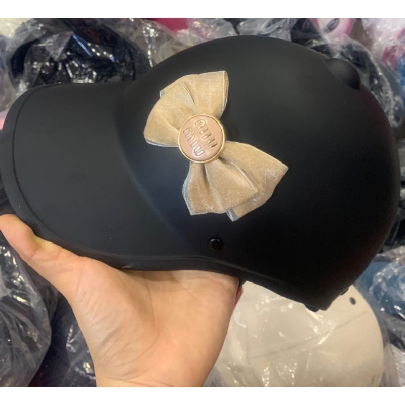 Mũ bảo hiểm kết nơ + Quà tặng