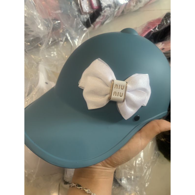 Mũ bảo hiểm kết nơ + Quà tặng
