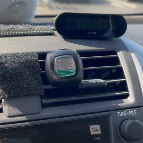 Nước hoa ô tô kẹp cửa gió FEBREZE