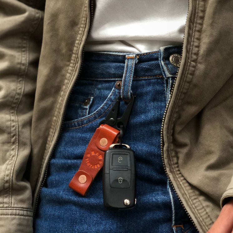 Móc khoá da vegtan Raw leather version 3 giữ chìa khóa Arrow shop