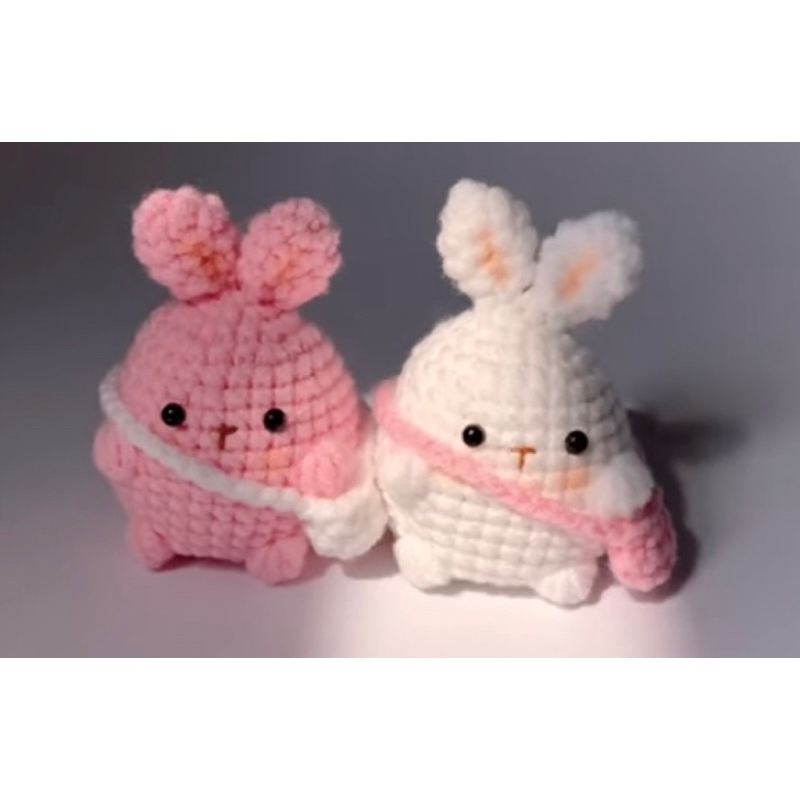 Thỏ đeo túi bằng len handmade