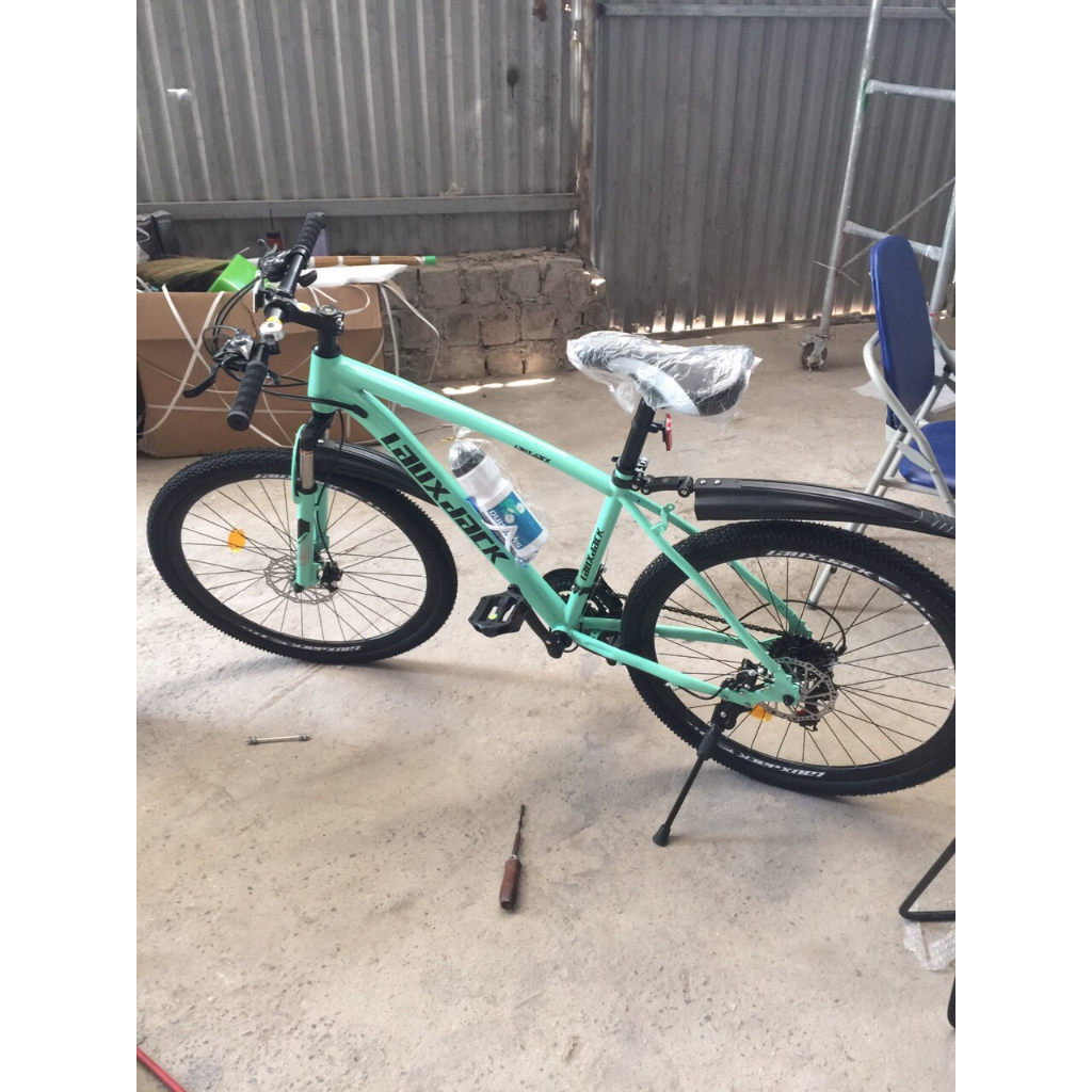 Xe đạp ngoài trời Laux Jack có giảm sốc, kèm chắn bùn, còi, đèn phản quang, bánh 26inch, 21 tốc độ