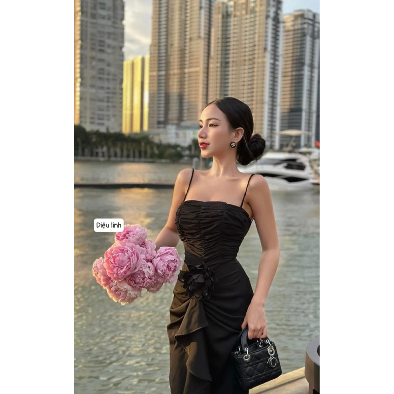 Đầm body 2 dây nhún kèm hoa siêu xinh