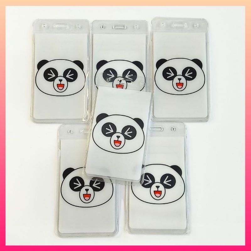 Thẻ đeo bảng tên nhân viên, bao đựng thẻ hình gấu dễ thương gồm 2 ngăn chứa tiện lợi, thẻ tên dẻo trong nhỏ gọn