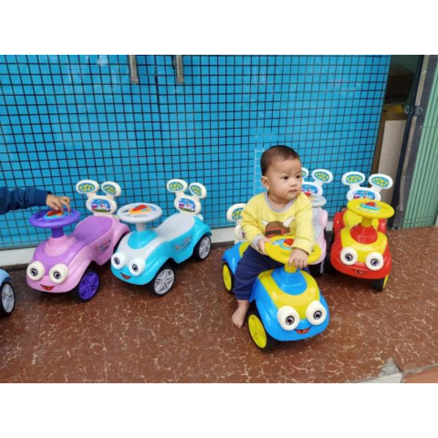 Xe chòi chân Minion phát nhạc cho bé