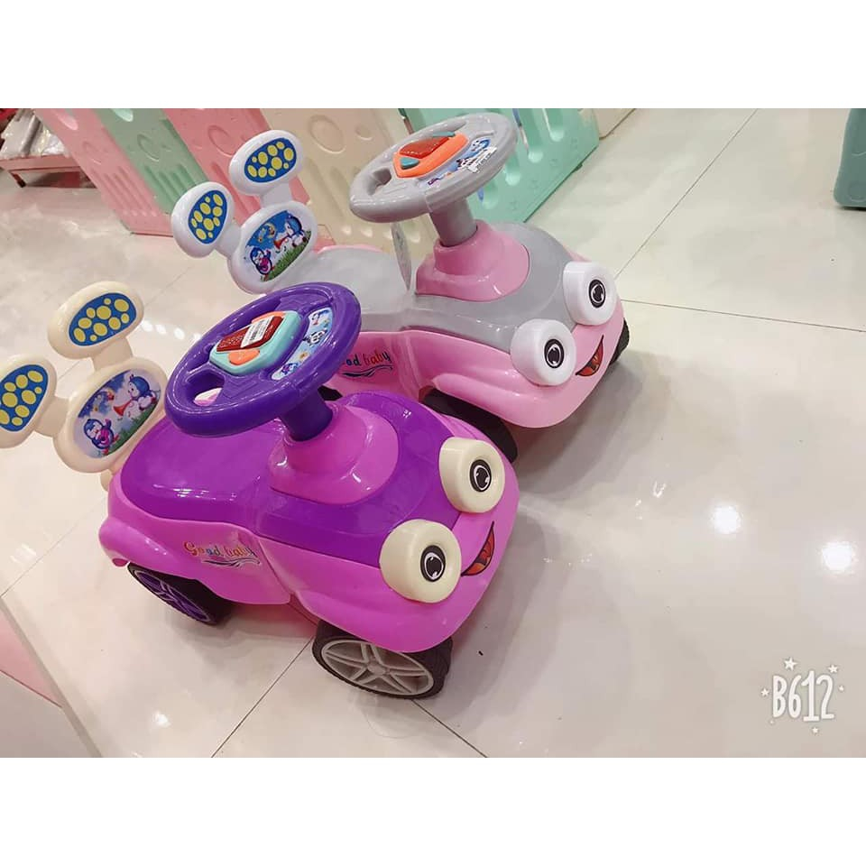 Xe chòi chân Minion phát nhạc cho bé