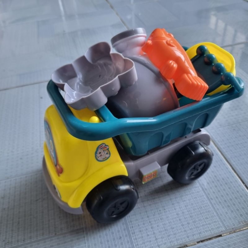 Bộ đồ chơi xúc cát cho bé gồm xe tải xúc cát, xe chở cát, xẻng, cào, câu cá, cua, xe rùa, đồ chơi cho bé đi biển mùa hè