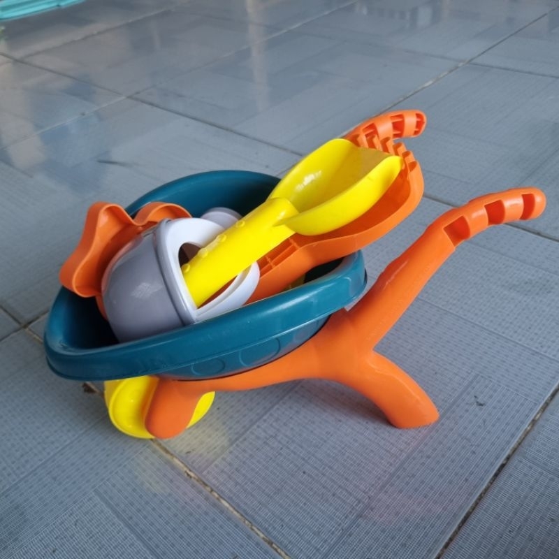 Bộ đồ chơi xúc cát cho bé gồm xe tải xúc cát, xe chở cát, xẻng, cào, câu cá, cua, xe rùa, đồ chơi cho bé đi biển mùa hè