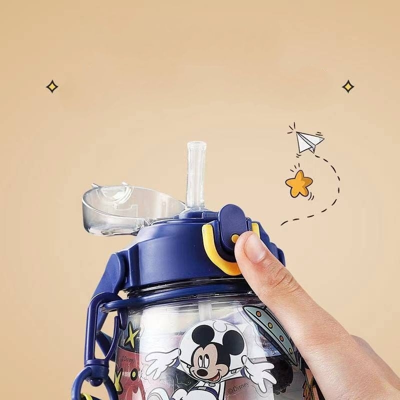Bình nước hãng Disney nhỏ nhắn. Bé tự tay dán trang trí sticker, Có ống hút ,tay xách ,dây đeo