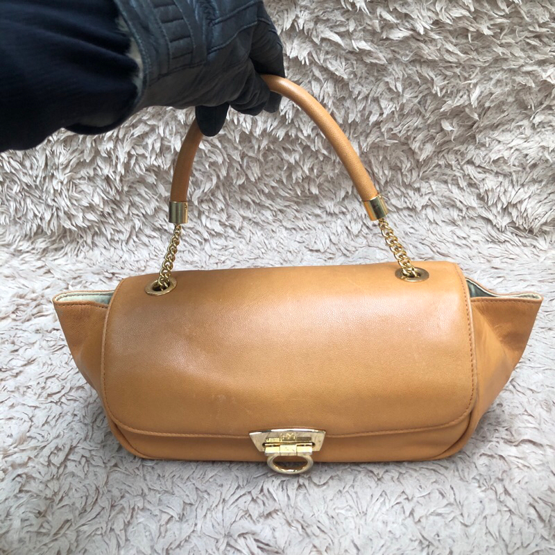 Túi chuẩn si. Túi qua sử dụng. Khách vui lòng xem hình nếu muốn biết thêm thông tin sản phẩm mời khách vô chat . Thanks.