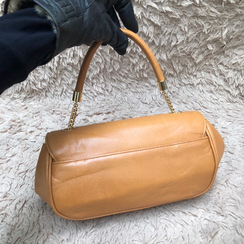 Túi chuẩn si. Túi qua sử dụng. Khách vui lòng xem hình nếu muốn biết thêm thông tin sản phẩm mời khách vô chat . Thanks.