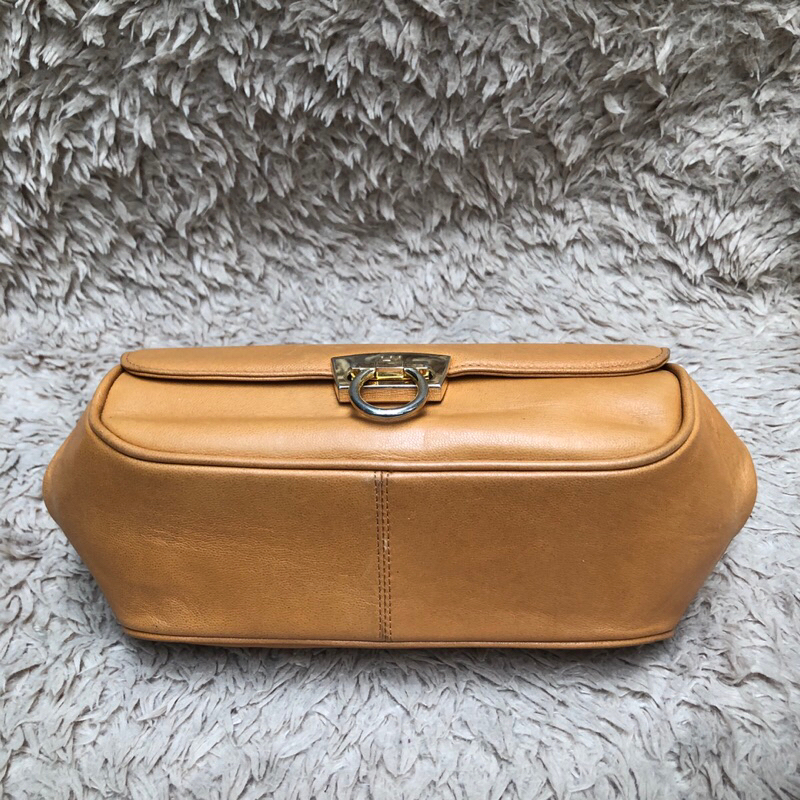 Túi chuẩn si. Túi qua sử dụng. Khách vui lòng xem hình nếu muốn biết thêm thông tin sản phẩm mời khách vô chat . Thanks.