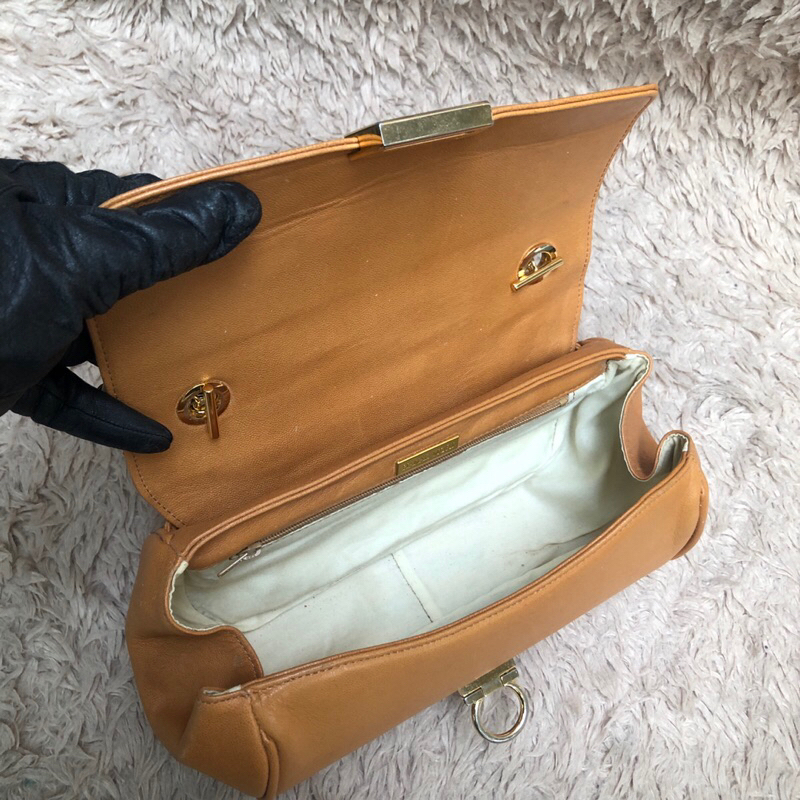 Túi chuẩn si. Túi qua sử dụng. Khách vui lòng xem hình nếu muốn biết thêm thông tin sản phẩm mời khách vô chat . Thanks.