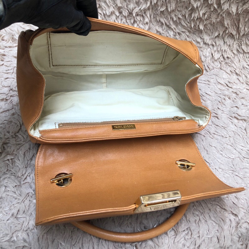 Túi chuẩn si. Túi qua sử dụng. Khách vui lòng xem hình nếu muốn biết thêm thông tin sản phẩm mời khách vô chat . Thanks.