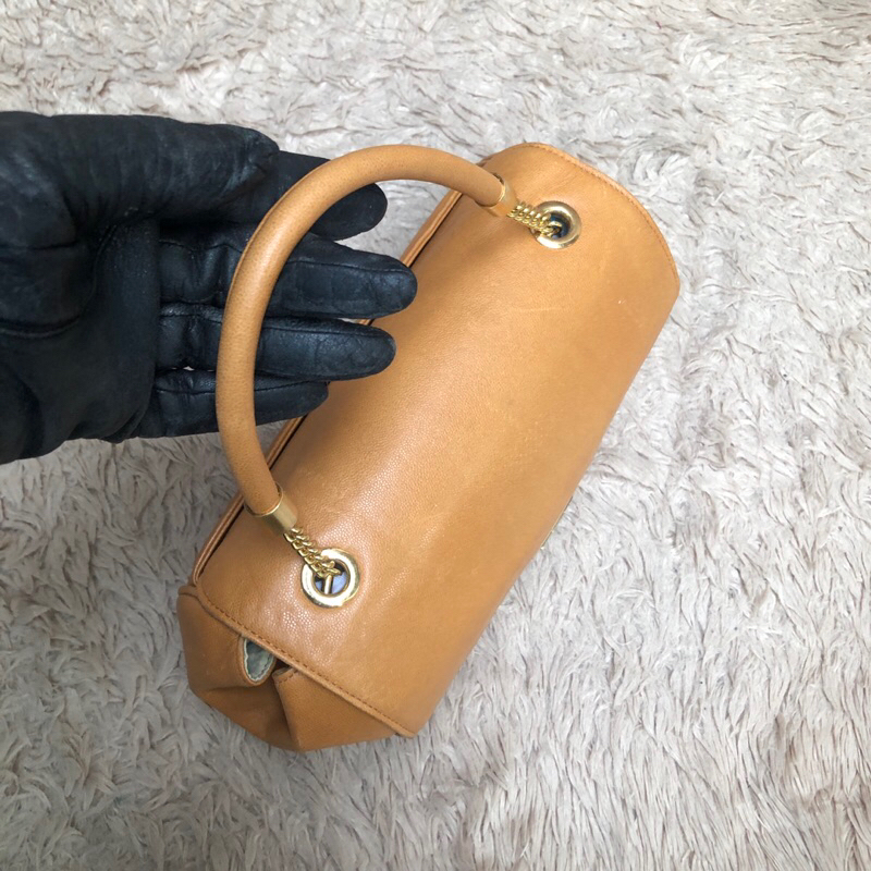 Túi chuẩn si. Túi qua sử dụng. Khách vui lòng xem hình nếu muốn biết thêm thông tin sản phẩm mời khách vô chat . Thanks.