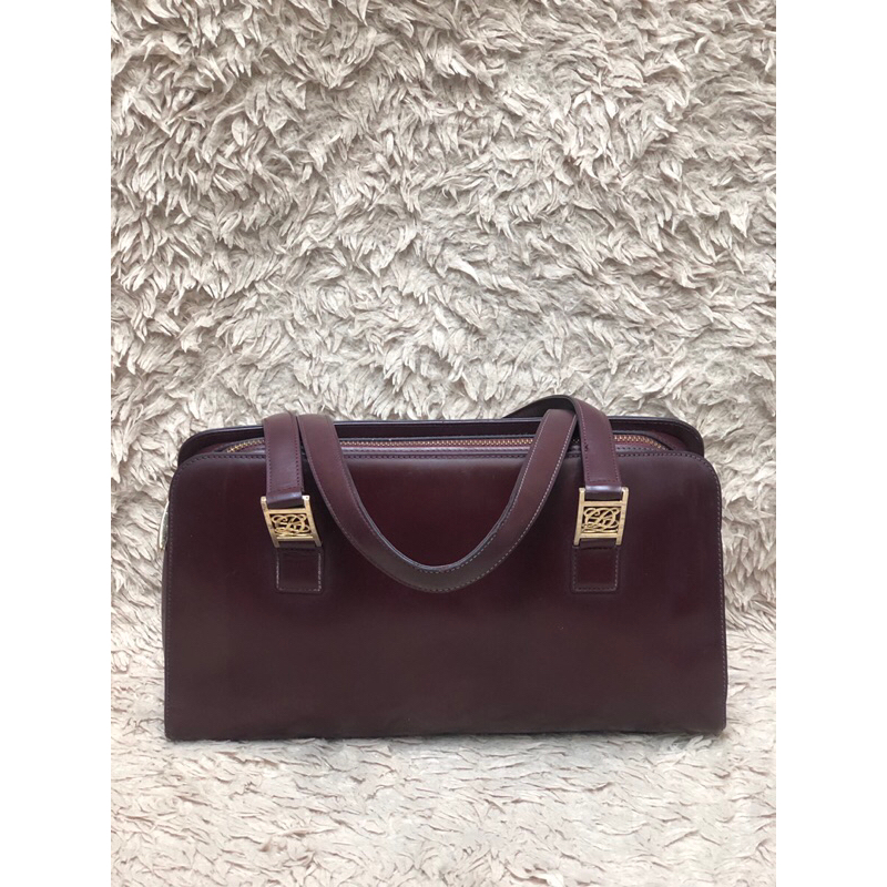 Túi chuẩn si. Túi qua sử dụng. Khách vui lòng xem hình nếu muốn biết thêm thông tin sản phẩm mời khách vô chat . Thanks.