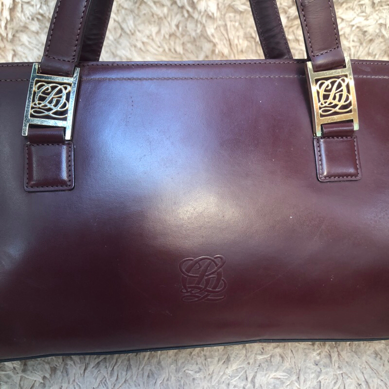 Túi chuẩn si. Túi qua sử dụng. Khách vui lòng xem hình nếu muốn biết thêm thông tin sản phẩm mời khách vô chat . Thanks.