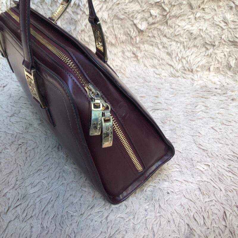 Túi chuẩn si. Túi qua sử dụng. Khách vui lòng xem hình nếu muốn biết thêm thông tin sản phẩm mời khách vô chat . Thanks.