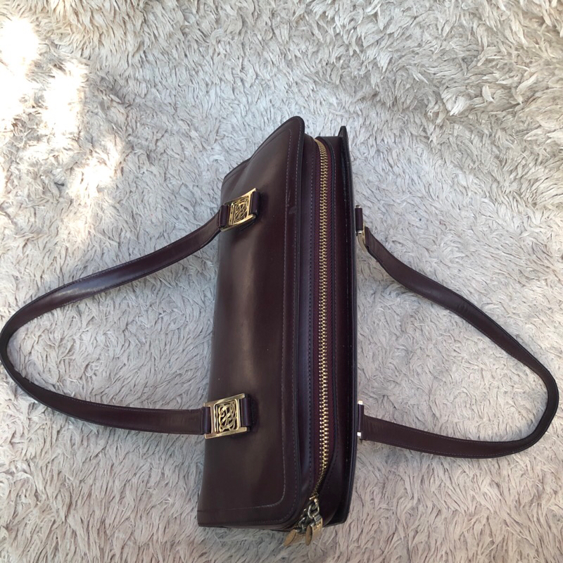 Túi chuẩn si. Túi qua sử dụng. Khách vui lòng xem hình nếu muốn biết thêm thông tin sản phẩm mời khách vô chat . Thanks.