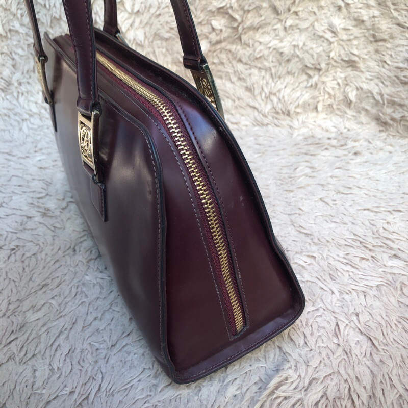 Túi chuẩn si. Túi qua sử dụng. Khách vui lòng xem hình nếu muốn biết thêm thông tin sản phẩm mời khách vô chat . Thanks.