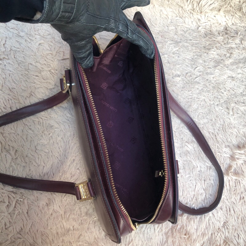 Túi chuẩn si. Túi qua sử dụng. Khách vui lòng xem hình nếu muốn biết thêm thông tin sản phẩm mời khách vô chat . Thanks.