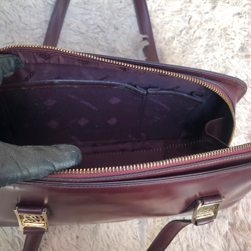 Túi chuẩn si. Túi qua sử dụng. Khách vui lòng xem hình nếu muốn biết thêm thông tin sản phẩm mời khách vô chat . Thanks.