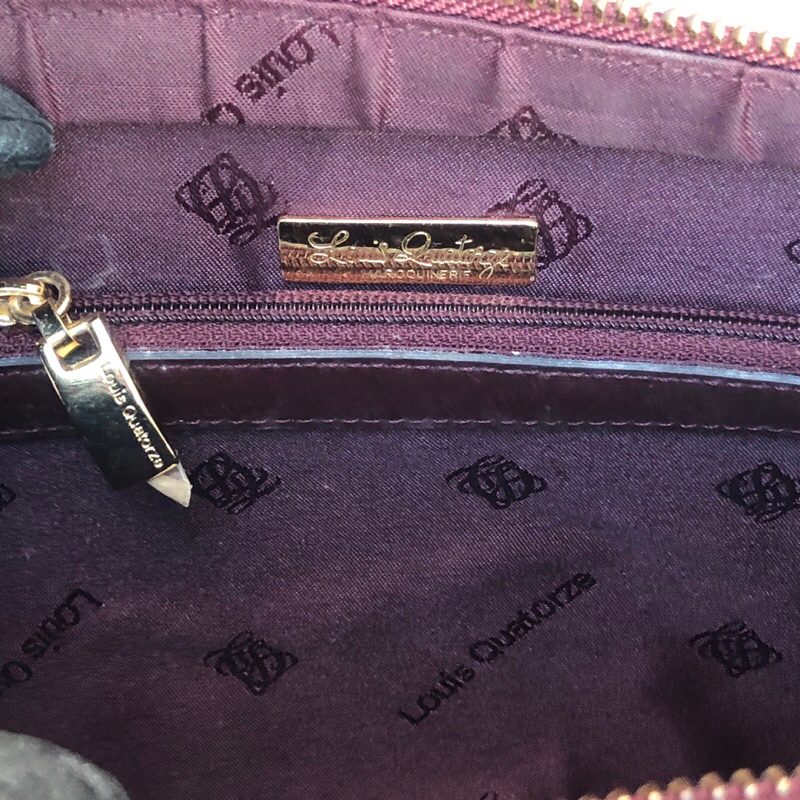 Túi chuẩn si. Túi qua sử dụng. Khách vui lòng xem hình nếu muốn biết thêm thông tin sản phẩm mời khách vô chat . Thanks.