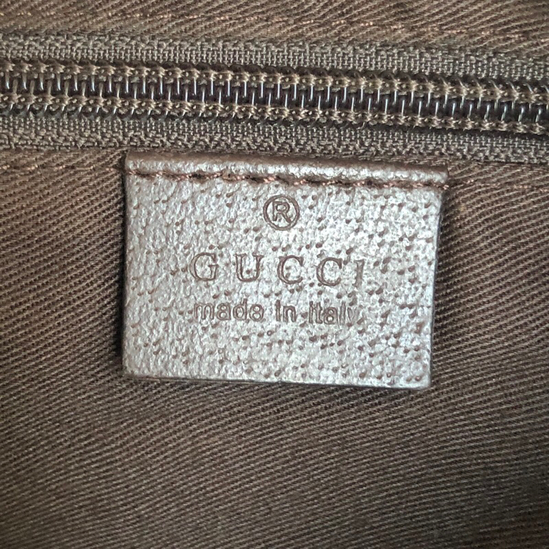 Túi chuẩn si. Túi qua sử dụng. Khách vui lòng xem hình nếu muốn biết thêm thông tin sản phẩm mời khách vô chat . Thanks.