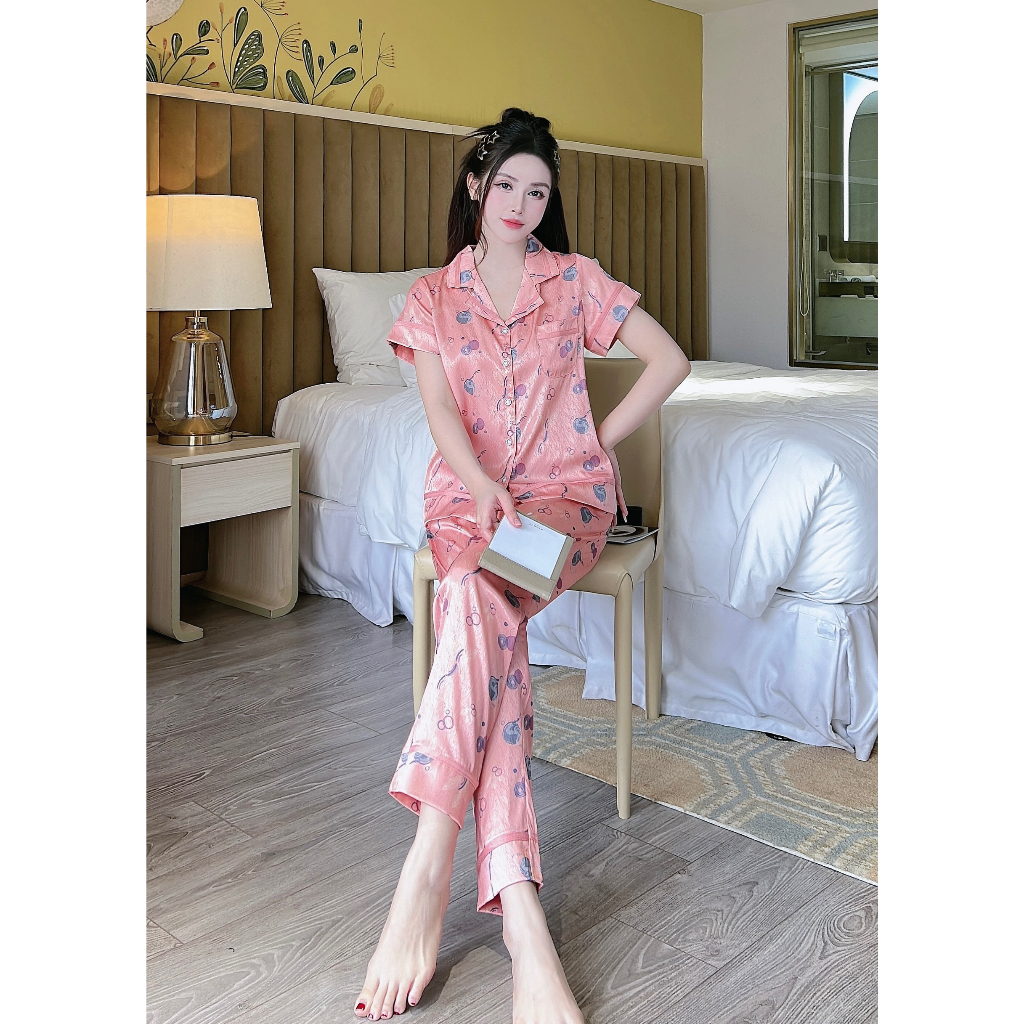 Set lụa vân gỗ Chillwear cao cấp, kiểu dáng áo cộc quần dài, họa tiết trẻ trung tinh tế, chất thoáng mát