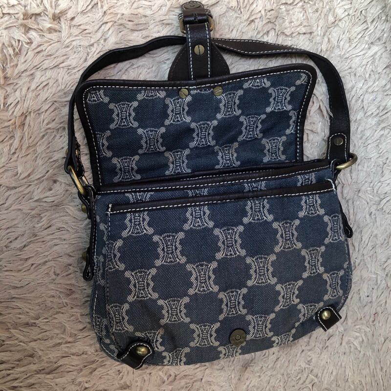 Túi chuẩn si. Túi qua sử dụng. Khách vui lòng xem hình nếu muốn biết thêm thông tin sản phẩm mời khách vô chat . Thanks.