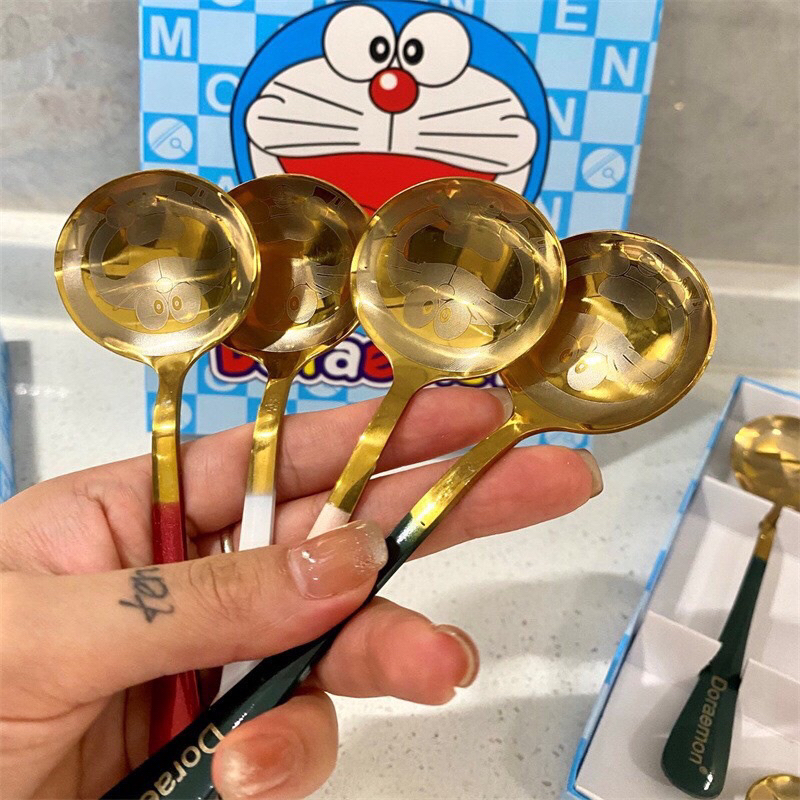 Set 4 Thìa Inox Mạ Vàng Cán Dài Khắc Hình Doraemon Dễ thương Kèm Hộp Sang Trọng_MC888