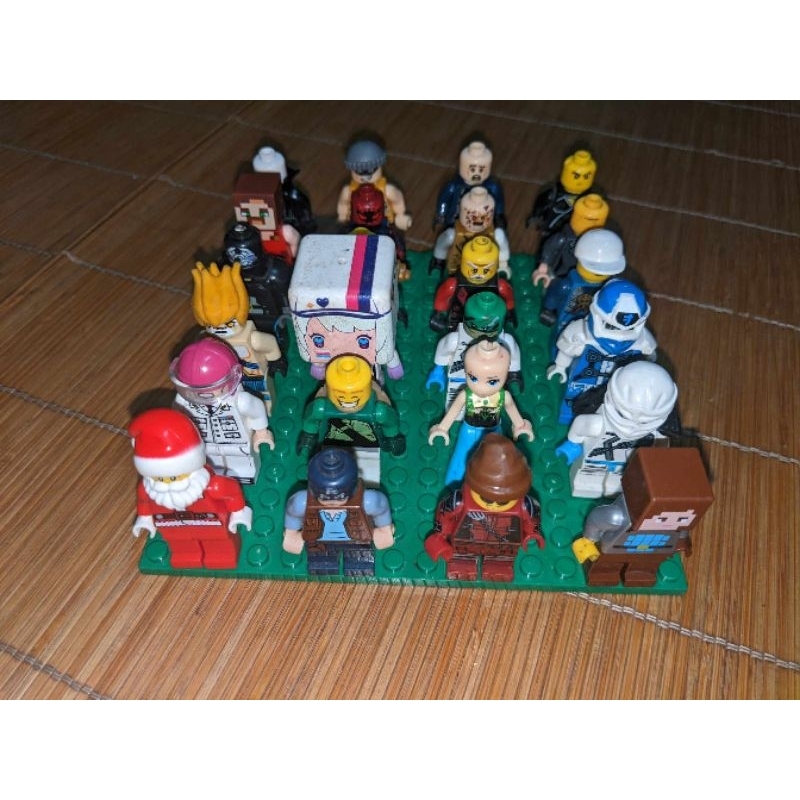 10 non minifigures ngẫu nhiên, mô hình nhân vật tương thích đã qua sử dụng- đi kèm 1 phụ kiện))