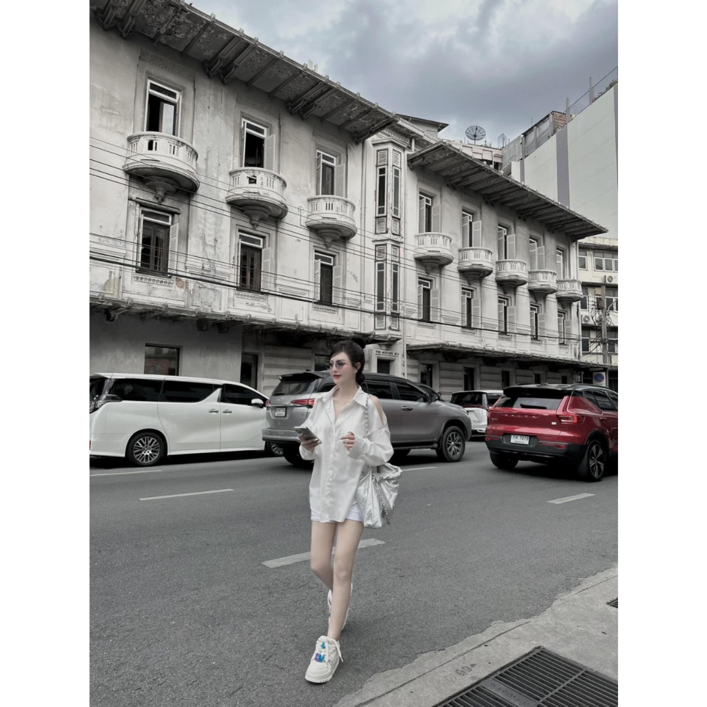 Áo sơ mi trắng khoét vai Form dáng dấu hàng L1