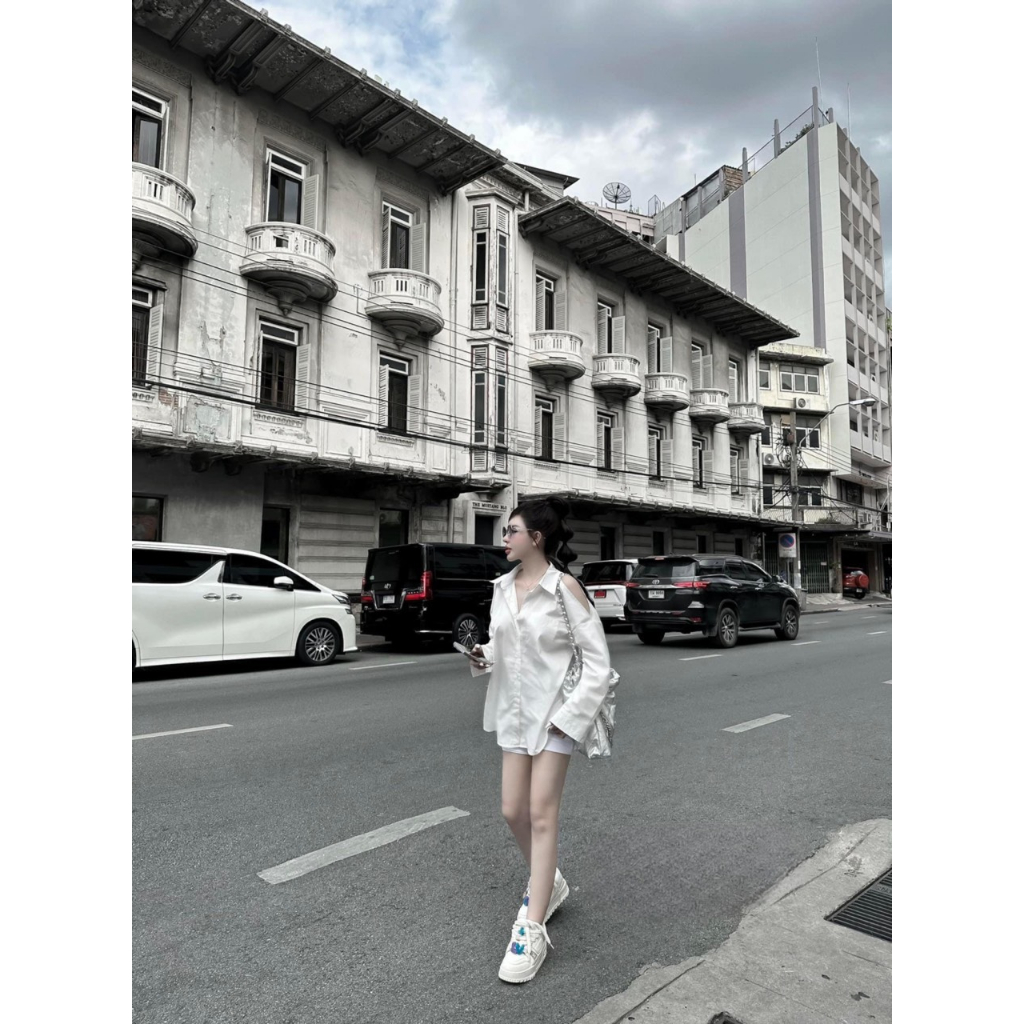 Áo sơ mi trắng khoét vai Form dáng dấu hàng L1