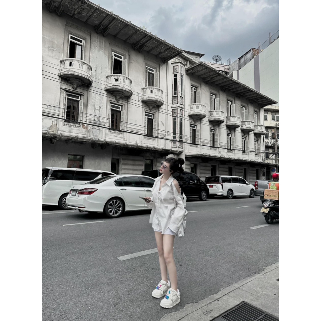 Áo sơ mi trắng khoét vai Form dáng dấu hàng L1