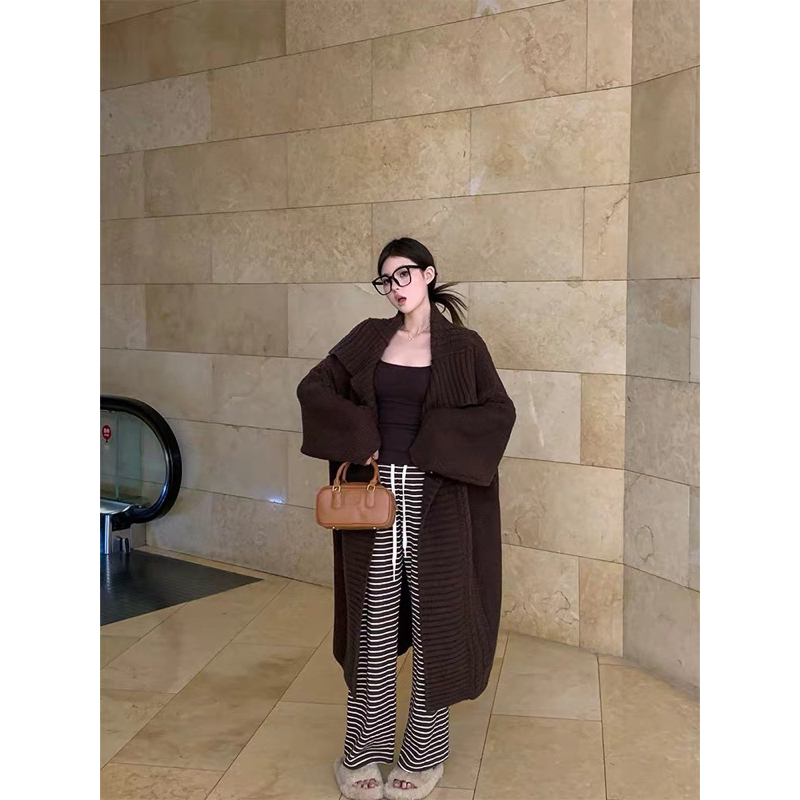 Áo cardigan len dáng dài màu nâu phong cách retro nữ 2023