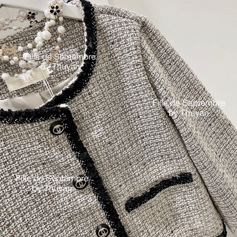 Áo khoác dạ tweed xám tiêu viền nhũ khuy đính nổi QCCC