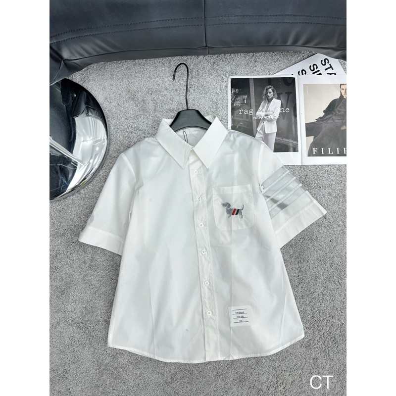 Áo sơ mi và chân váy thom