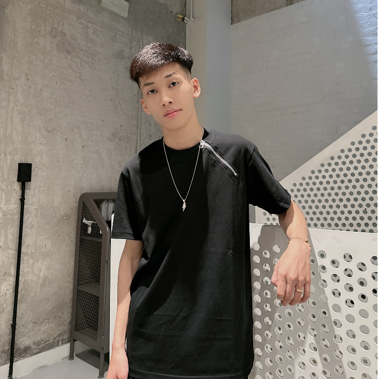 Áo Thun Nam DSQ2 Bùi Đạt Họa Tiết Khóa Cổ Trơn Hai Màu Đen Trắng Chất Liệu Cotton Thoáng Mát.