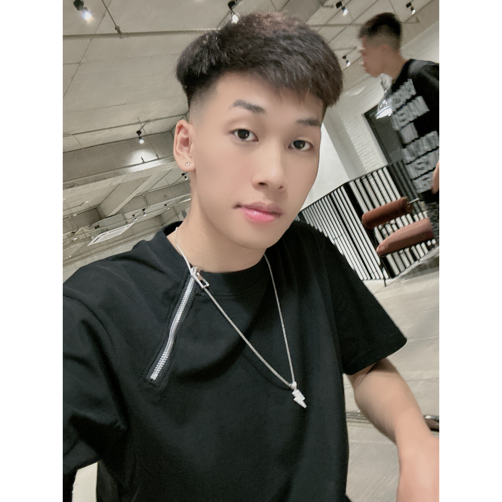 Áo Thun Nam DSQ2 Bùi Đạt Họa Tiết Khóa Cổ Trơn Hai Màu Đen Trắng Chất Liệu Cotton Thoáng Mát.