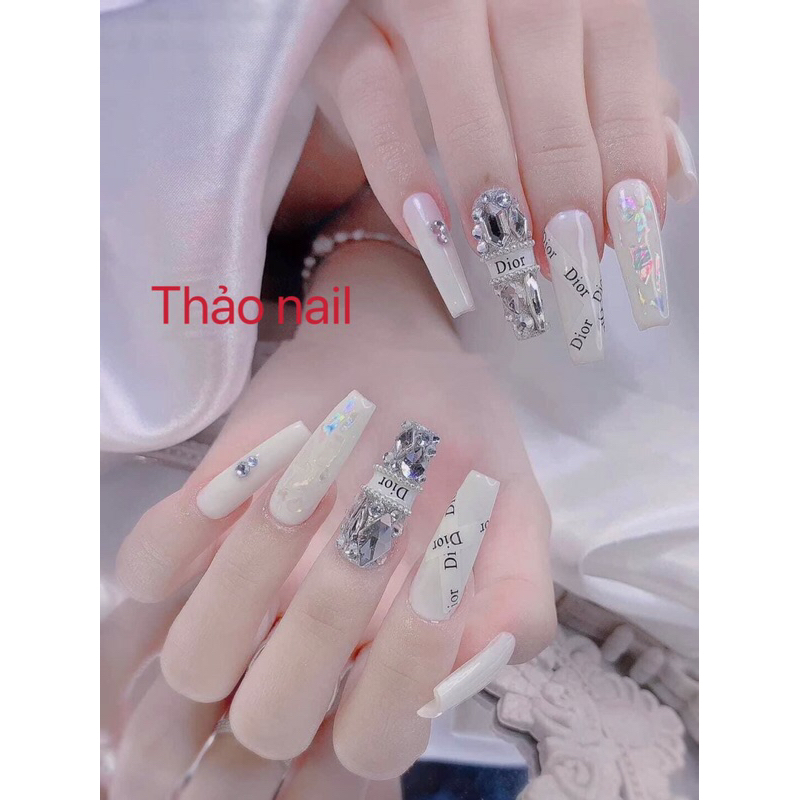 Nailbox thiết kế sang trọng, móng tay giả đính đá kèm phụ kiện màu trắng đen