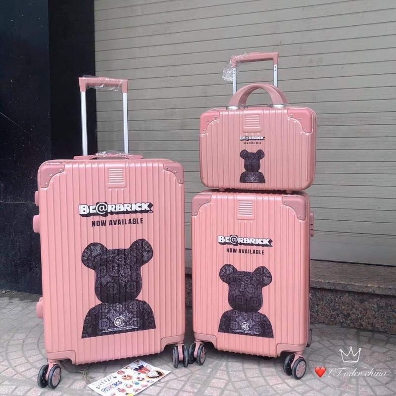Vali du lịch kéo BEARBRICK 20/24 inch nhựa PVC, hình cartoon gấu vỏ mềm chống va đập, cứng cáp, chịu lực tốt, 4 bánh