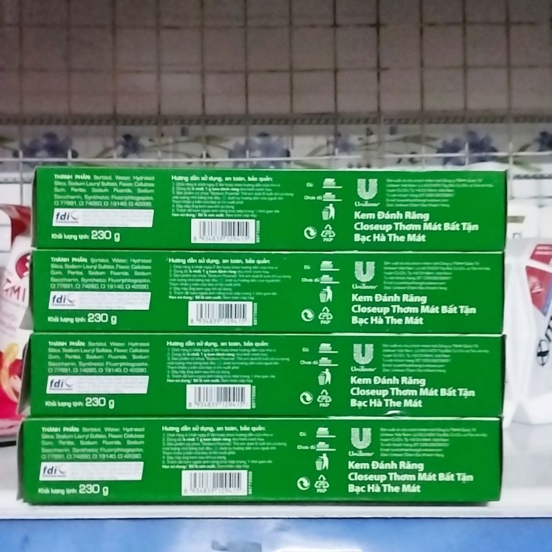 Kem đánh răng Closeup 230g tặng bàn chải giúp răng trắng và thơm mát cả ngày.