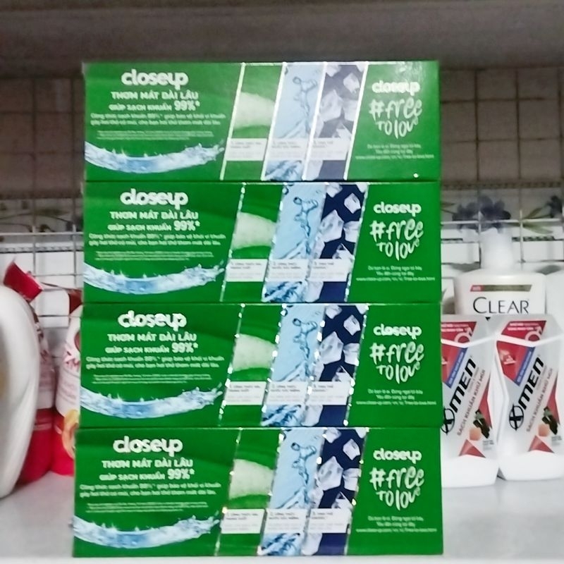 Kem đánh răng Closeup 230g tặng bàn chải giúp răng trắng và thơm mát cả ngày.
