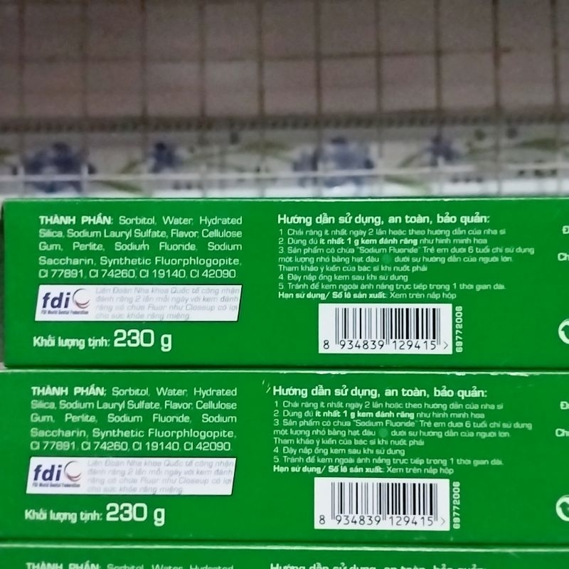 Kem đánh răng Closeup 230g tặng bàn chải giúp răng trắng và thơm mát cả ngày.