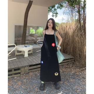 𝗺𝗶𝗲 𝘀𝘁𝘂𝗱𝗶𝗼 - có sẵn đầm đen dài 2 dây dáng suông đính bông dễ thương