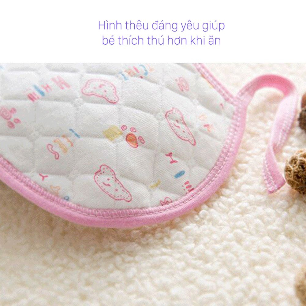 Yếm cho bé được làm từ bông tự nhiên, tròn có dây buộc dày dặn thấm hút tốt, mặt dưới chống thấm