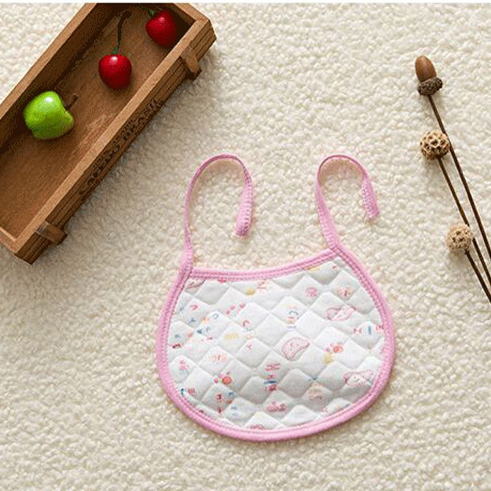 Yếm cho bé được làm từ bông tự nhiên, tròn có dây buộc dày dặn thấm hút tốt, mặt dưới chống thấm