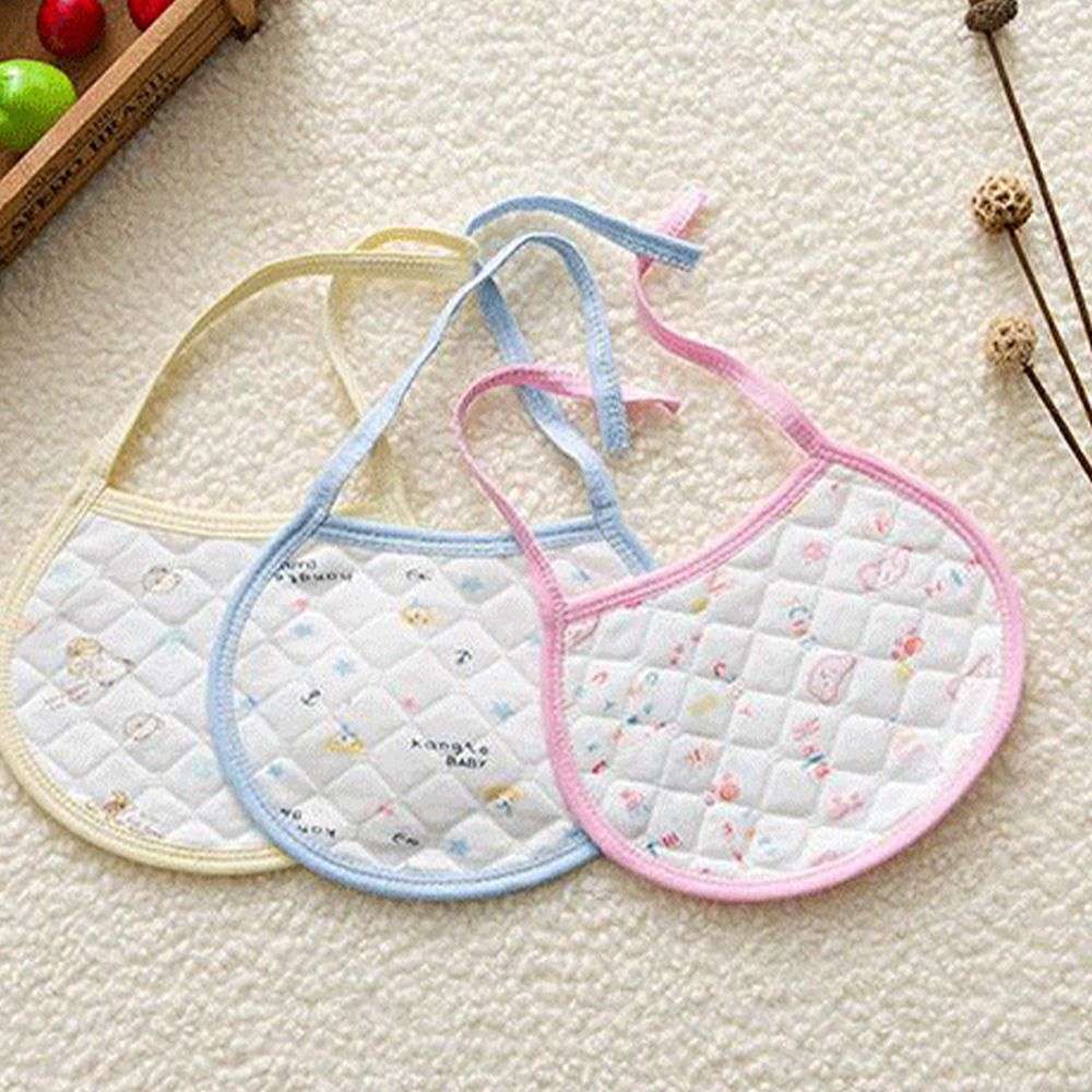 Yếm cho bé được làm từ bông tự nhiên, tròn có dây buộc dày dặn thấm hút tốt, mặt dưới chống thấm
